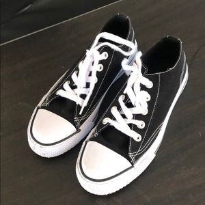 Airwalk shoes woman’s 7.5 -converse look alike